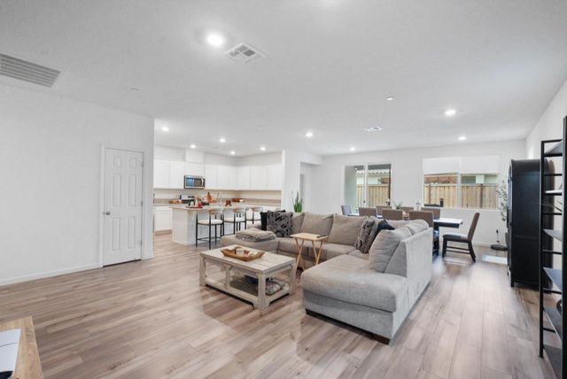 918 Cumbria Ln, Patterson, CA 95363