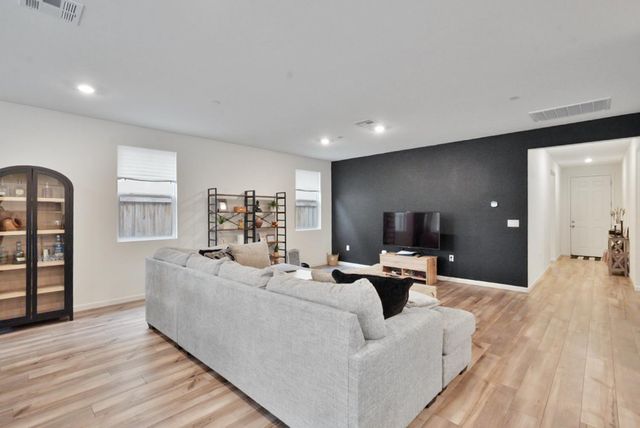 918 Cumbria Ln, Patterson, CA 95363