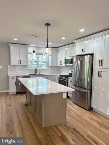 6153 LES DORSON LN, Alexandria, VA 22315