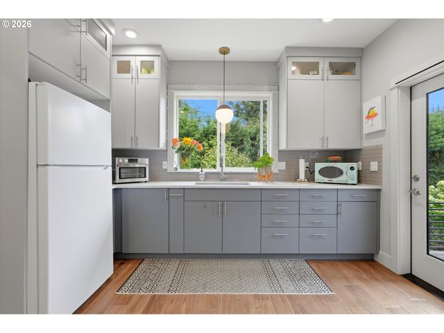211 Se GABBERT Rd, Gresham, OR 97080