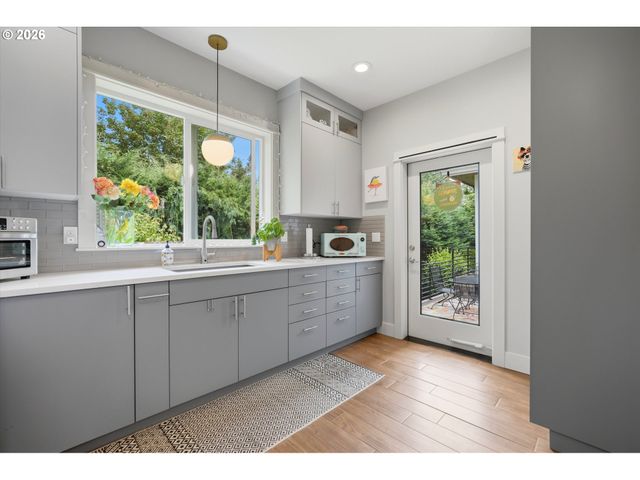 211 Se GABBERT Rd, Gresham, OR 97080