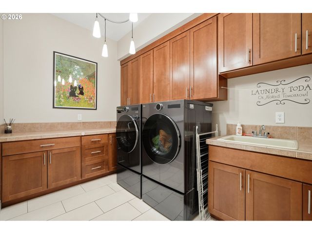 211 Se GABBERT Rd, Gresham, OR 97080