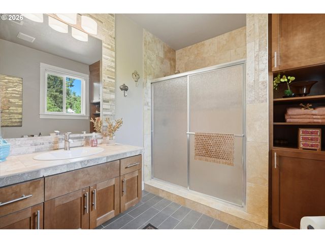 211 Se GABBERT Rd, Gresham, OR 97080