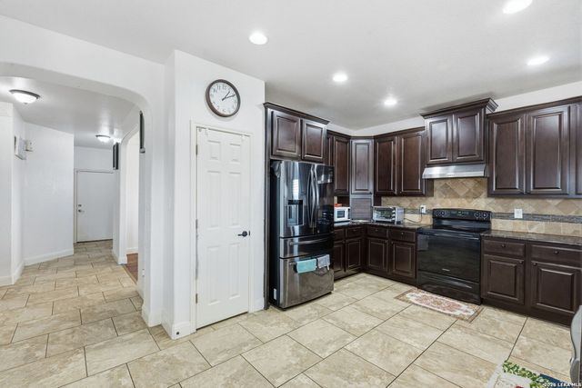 184 Fairway, Floresville, TX 78114