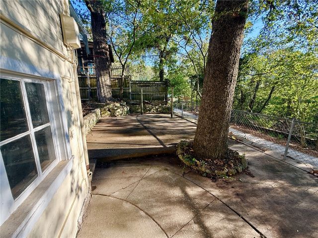 44 Ridgeway Avenue, Eureka Springs, AR 72632