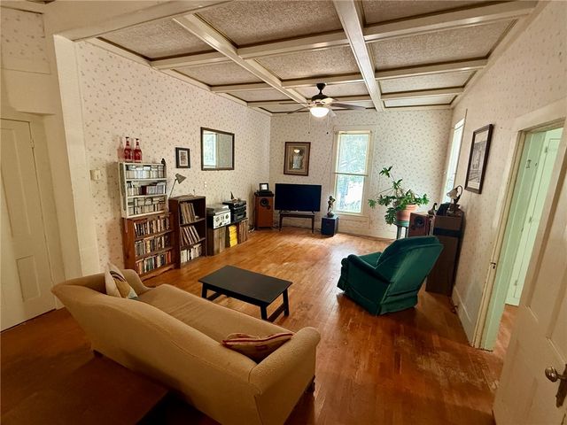 44 Ridgeway Avenue, Eureka Springs, AR 72632