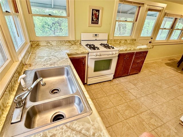 44 Ridgeway Avenue, Eureka Springs, AR 72632