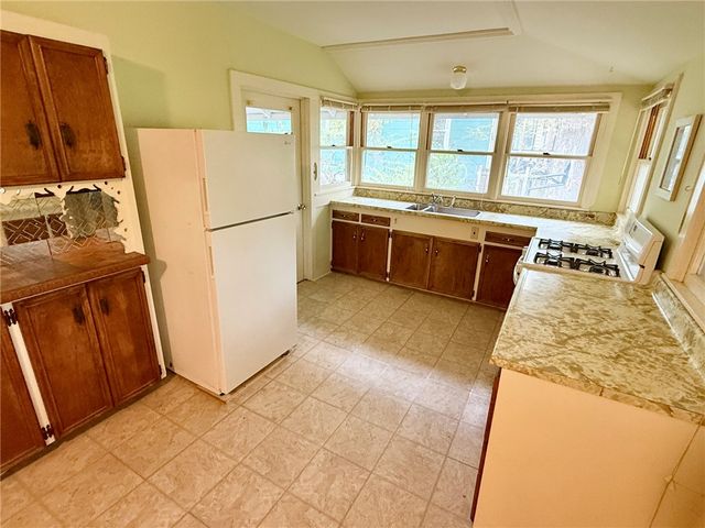 44 Ridgeway Avenue, Eureka Springs, AR 72632