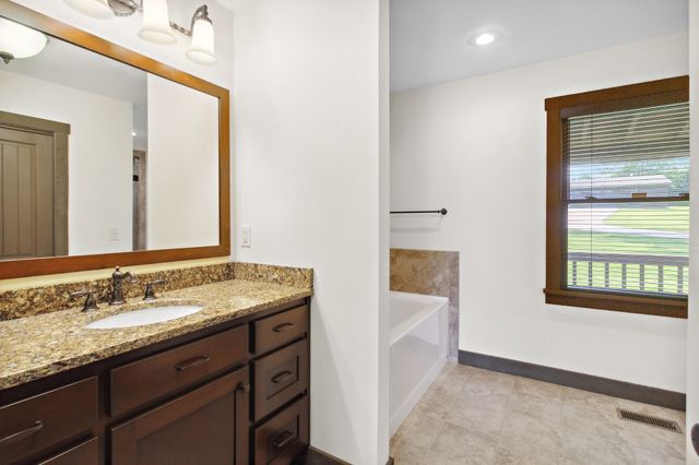 100 Acree Ln, Estill Springs, TN 37330