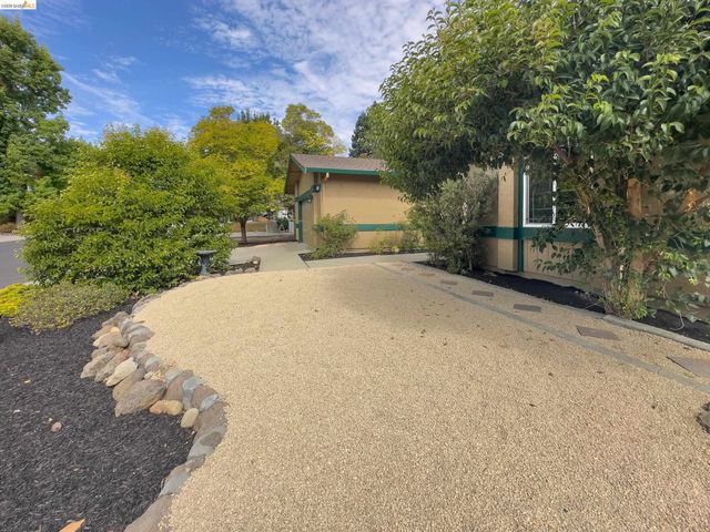 533 Eagle Nest Dr, Martinez, CA 94553