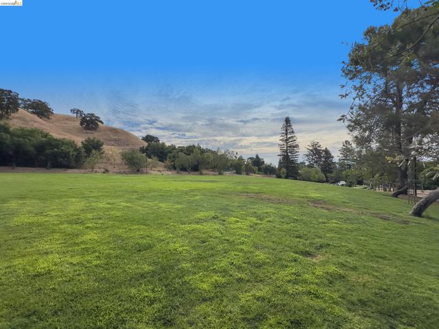 533 Eagle Nest Dr, Martinez, CA 94553