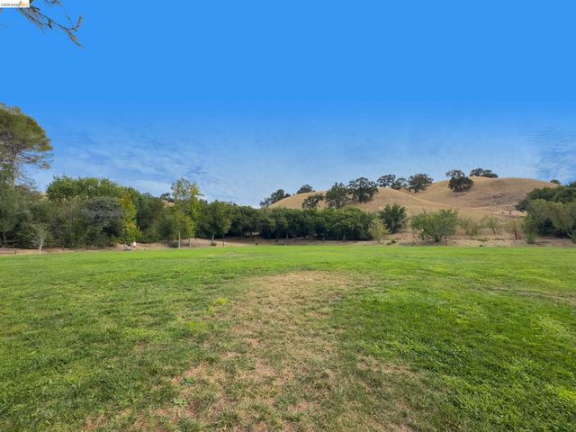 533 Eagle Nest Dr, Martinez, CA 94553