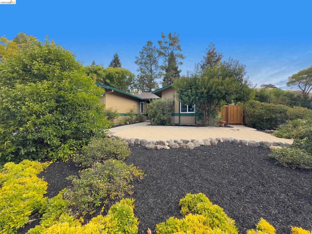 533 Eagle Nest Dr, Martinez, CA 94553