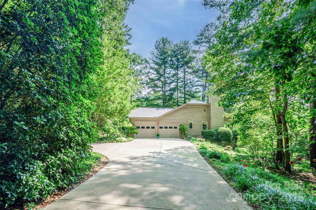 35 Tall Pines Road, Hendersonville, NC 28739