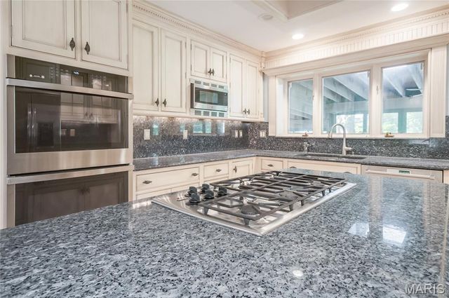 103 Frontenac Forest, Frontenac, MO 63131