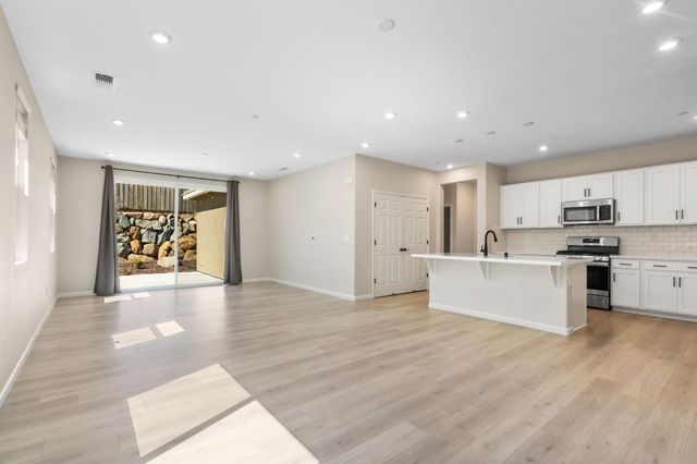 8250 Courage Dr, Sacramento, CA 95829