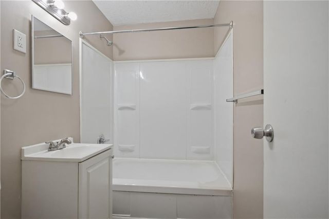 8212 E 111th Terrace, Kansas City, MO 64134