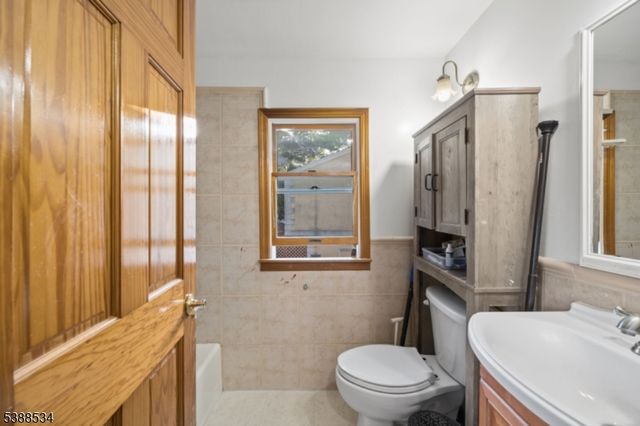 136 Haroldson Pl, Pompton Lakes Boro, NJ 07442