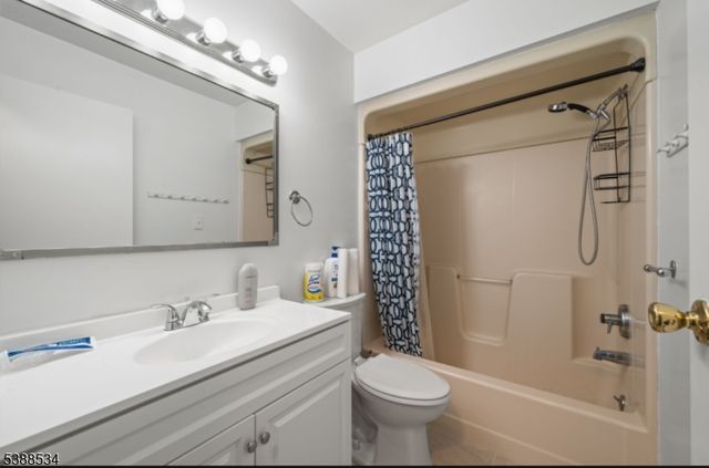 136 Haroldson Pl, Pompton Lakes Boro, NJ 07442