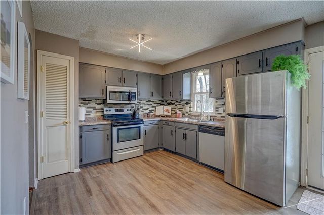 2204 Keystone Place, Blue Springs, MO 64014