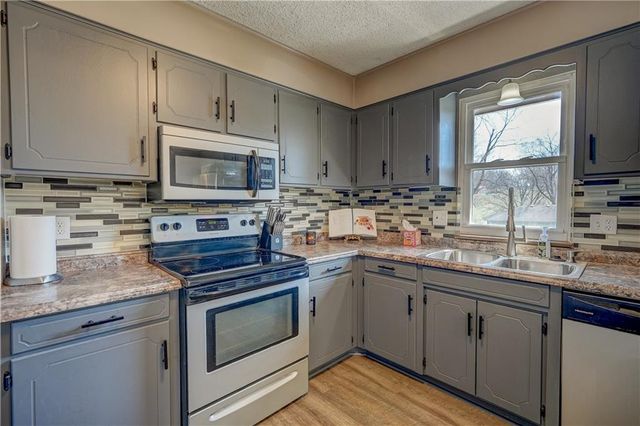 2204 Keystone Place, Blue Springs, MO 64014