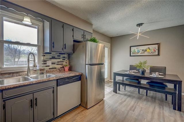 2204 Keystone Place, Blue Springs, MO 64014