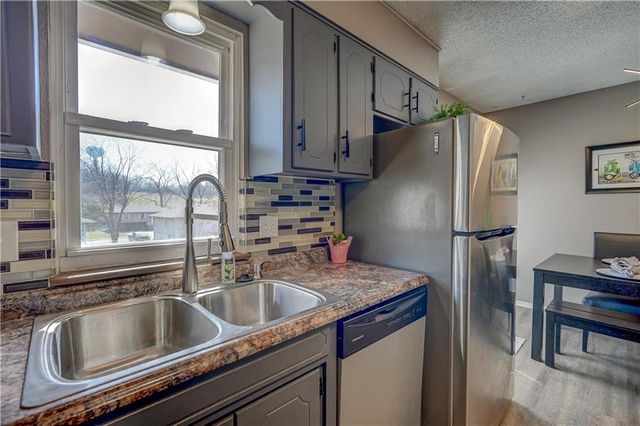 2204 Keystone Place, Blue Springs, MO 64014