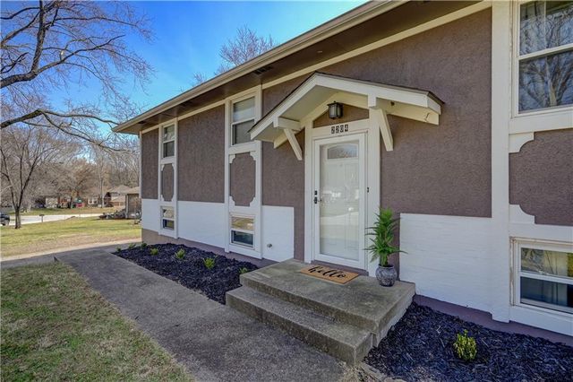 2204 Keystone Place, Blue Springs, MO 64014