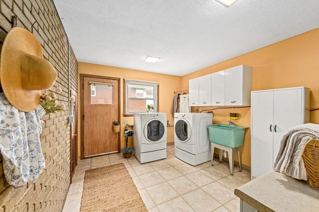 11307 W Garfield AVENUE, Wauwatosa, WI 53226