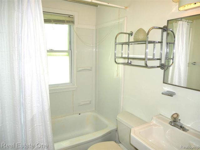 3876 Greenfield Road, Berkley, MI 48072