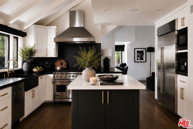 7825 Torreyson Drive, Los Angeles, CA 90046