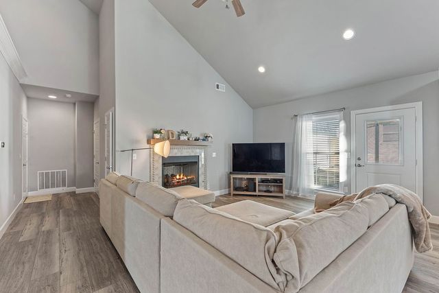 1305 2nd Street, Bentonville, AR 72712