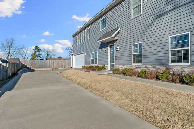 1305 2nd Street, Bentonville, AR 72712