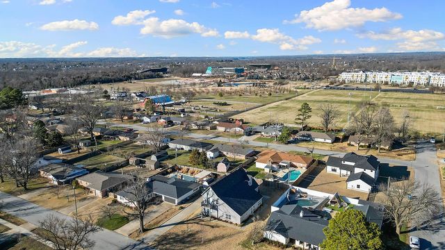 1305 2nd Street, Bentonville, AR 72712