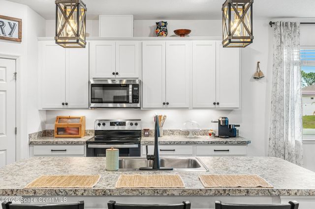 900 Nixon Circle NE, Palm Bay, FL 32907