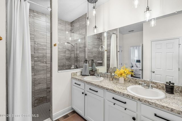 900 Nixon Circle NE, Palm Bay, FL 32907