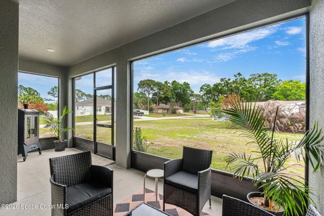 900 Nixon Circle NE, Palm Bay, FL 32907