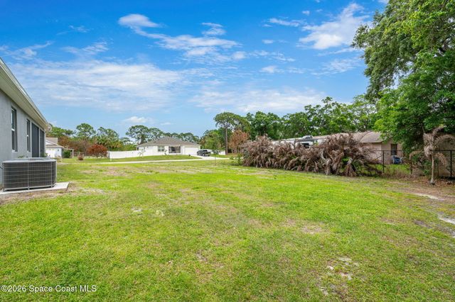 900 Nixon Circle NE, Palm Bay, FL 32907