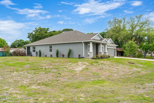 900 Nixon Circle NE, Palm Bay, FL 32907