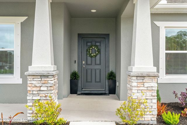 900 Nixon Circle NE, Palm Bay, FL 32907