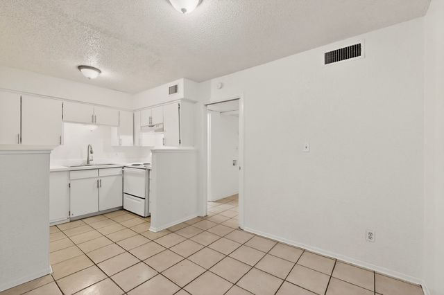 6808 Trail Lake Drive A, Fort Worth, TX 76133