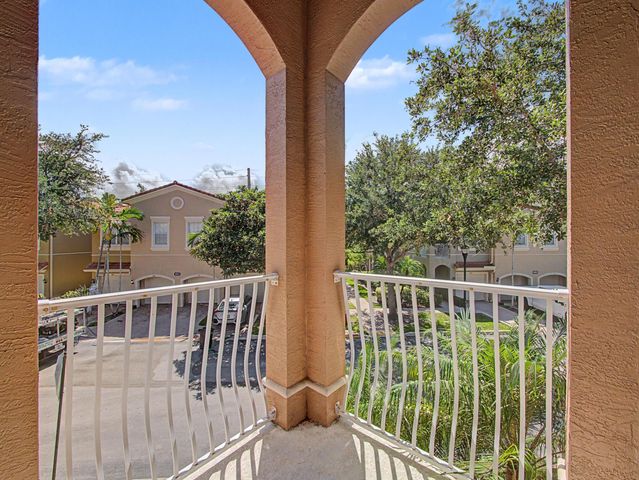 4910 Bonsai Circle 202, Palm Beach Gardens, FL 33418