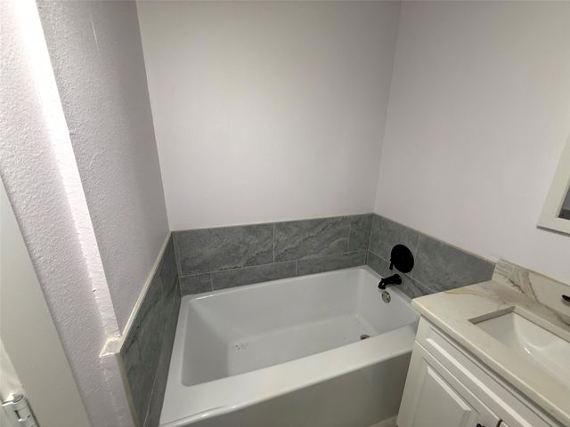 2502 W Lovers Lane, Dallas, TX 75235