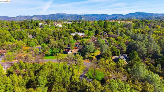 12796 Cresthaven Dr, Groveland, CA 95321