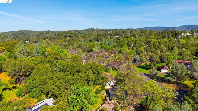 12796 Cresthaven Dr, Groveland, CA 95321