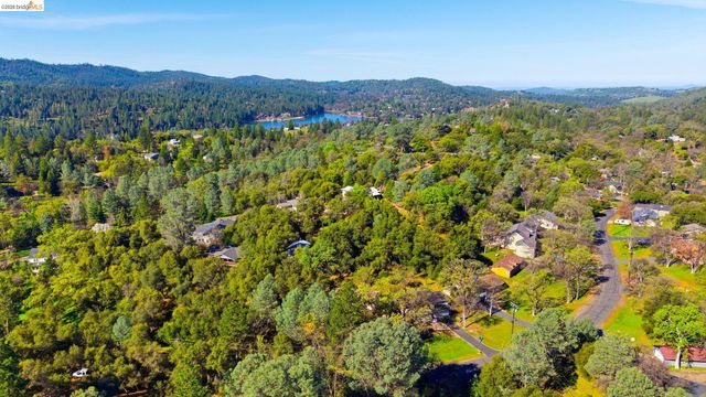 12796 Cresthaven Dr, Groveland, CA 95321