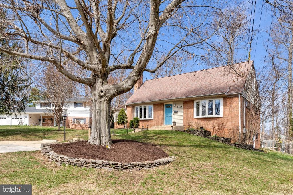 Image 2 of property listing at 8806 CROMWELL DR, Springfield, VA 22151