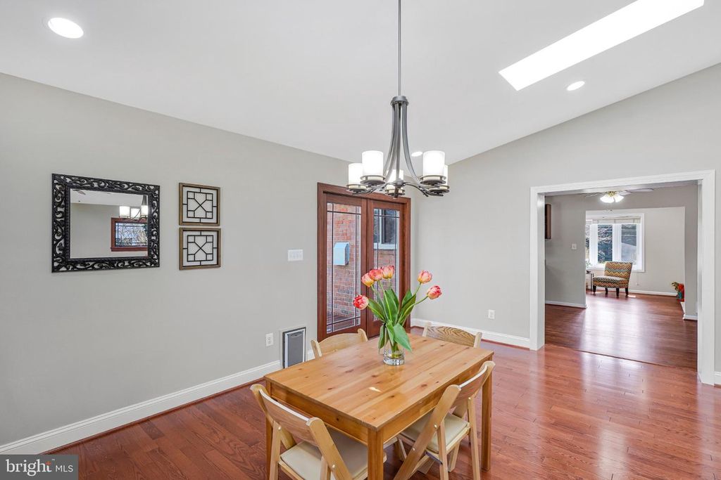 Image 11 of property listing at 8806 CROMWELL DR, Springfield, VA 22151