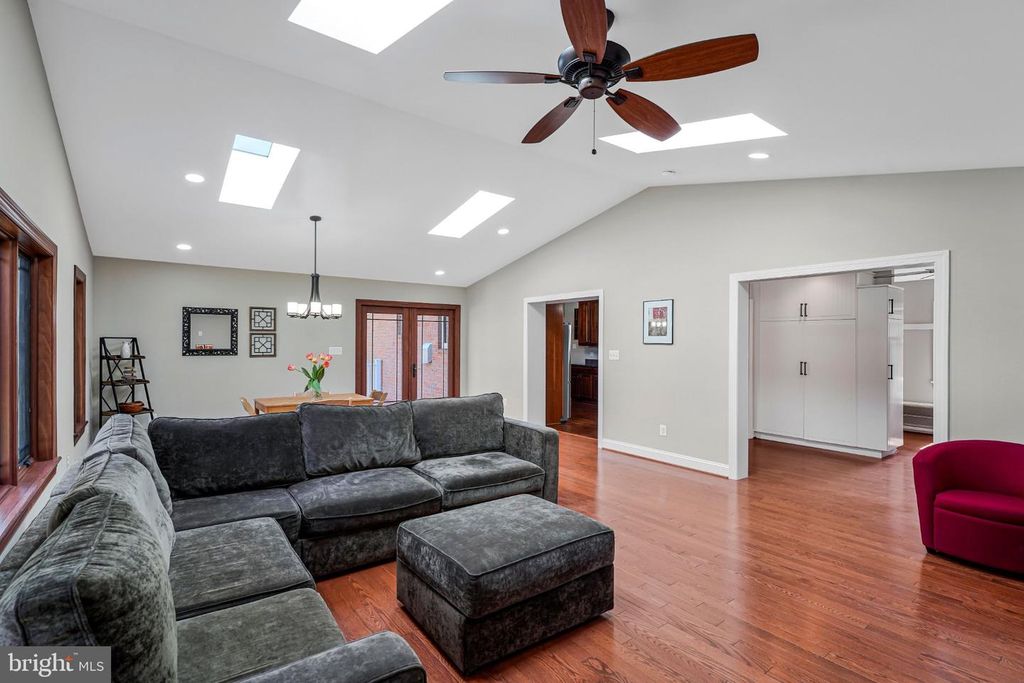 Image 13 of property listing at 8806 CROMWELL DR, Springfield, VA 22151