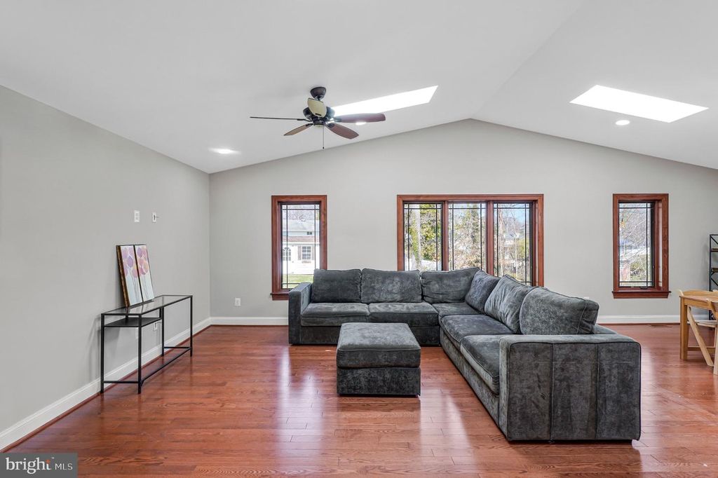 Image 14 of property listing at 8806 CROMWELL DR, Springfield, VA 22151